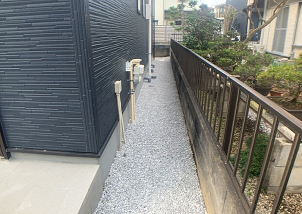 【庭】庭があることでガーデニングや家庭菜園はもちろん、こどもの遊び場やペットを放して遊ぶことができます。また、家の周囲に余裕があるということです。隣地との間があれば、十分な日当たりと、風通しが確保できます。