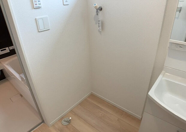 【ランドリースペース】ランドリースペースも気になります。洗濯機置場があり「洗う、干す、取り込む、アイロンがけ、たたむ」など、洗濯に関する家事をするための空間です。広さや収納など付帯設備も含めて、詳細は現地でご確認ください。