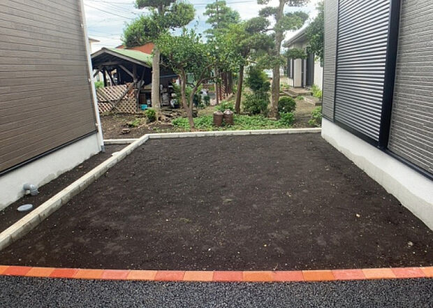 【庭】庭があることでガーデニングや家庭菜園はもちろん、こどもの遊び場やペットを放して遊ぶことができます。また、家の周囲に余裕があるということです。隣地との間があれば、十分な日当たりと、風通しが確保できます。