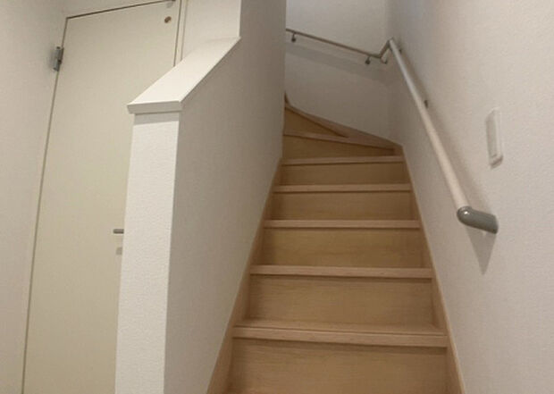 【内装】建物の上下階の通路である階段は、その位置によって動線や室内の印象が大きく左右されます。手摺にも重要な役割があり、転倒の防止・歩行や動作を円滑にして日常生活を支えることを主な目的として設置されています。