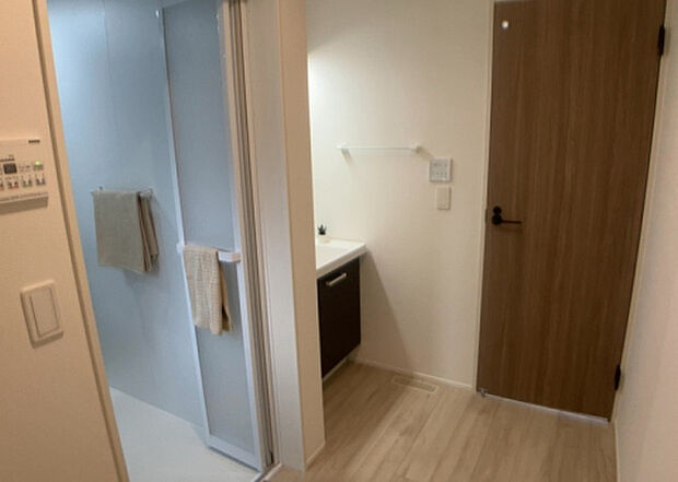 【脱衣場】多くの戸建て住宅で見かける洗面脱衣所は、洗面台と洗濯機が2畳ほどのスペースに並べられていて、洗面所が脱衣所を兼ね備えている間取りが一般的です。お客様が利用することもある、パブリックな空間でもあります。