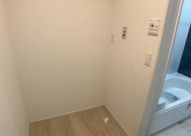 【ランドリースペース】ランドリースペースも気になります。洗濯機置場があり「洗う、干す、取り込む、アイロンがけ、たたむ」など、洗濯に関する家事をするための空間です。広さや収納など付帯設備も含めて、詳細は現地でご確認ください。