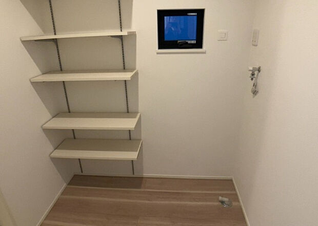 【ランドリースペース】ランドリースペースも気になります。洗濯機置場があり「洗う、干す、取り込む、アイロンがけ、たたむ」など、洗濯に関する家事をするための空間です。広さや収納など付帯設備も含めて、詳細は現地でご確認ください。