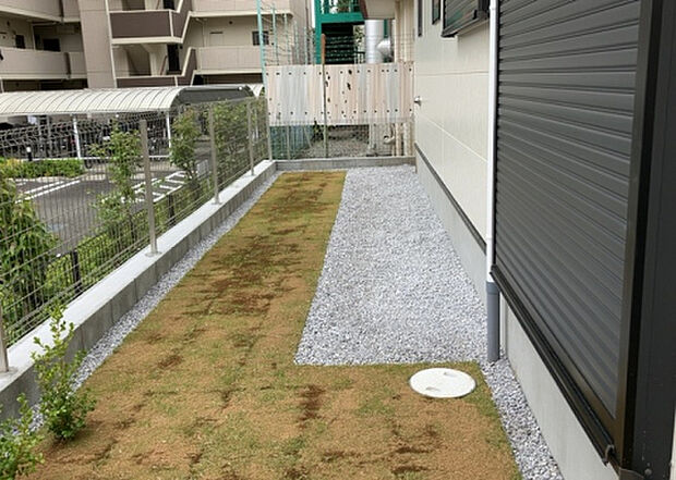 【庭】庭があることでガーデニングや家庭菜園はもちろん、こどもの遊び場やペットを放して遊ぶことができます。また、家の周囲に余裕があるということです。隣地との間があれば、十分な日当たりと、風通しが確保できます。