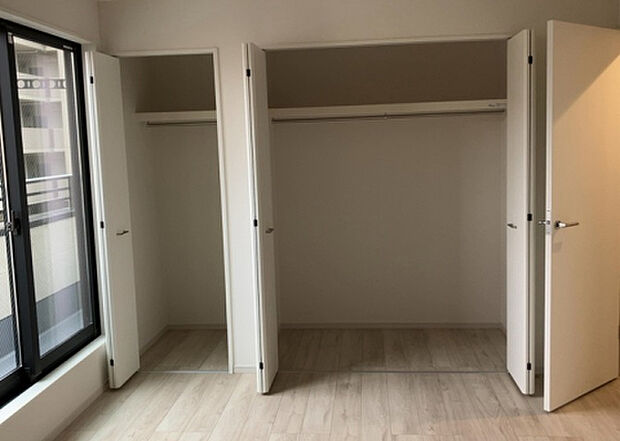 【ウォークインクローゼット】ウォークインクローゼットがあれば、クローゼット内でコーディネートが完成できますし、季節の変わり目に行う衣替えの手間も省けます。また、スーツケースなど大きいものもしまうことができ使い勝手がよいです。