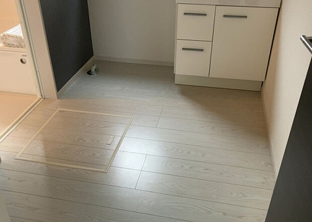 【脱衣場】多くの戸建て住宅で見かける洗面脱衣所は、洗面台と洗濯機が2畳ほどのスペースに並べられていて、洗面所が脱衣所を兼ね備えている間取りが一般的です。お客様が利用することもある、パブリックな空間でもあります。