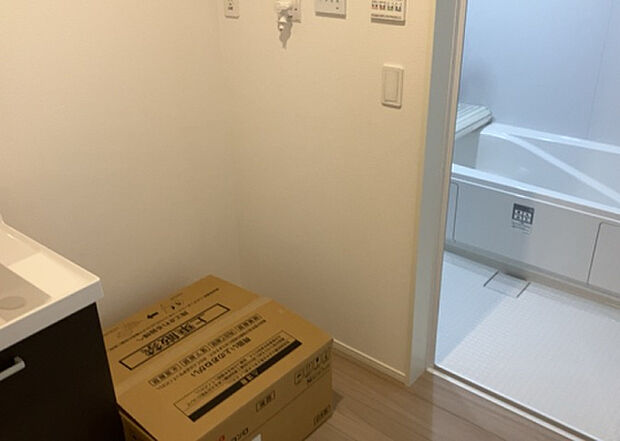 【脱衣場】多くの戸建て住宅で見かける洗面脱衣所は、洗面台と洗濯機が2畳ほどのスペースに並べられていて、洗面所が脱衣所を兼ね備えている間取りが一般的です。お客様が利用することもある、パブリックな空間でもあります。