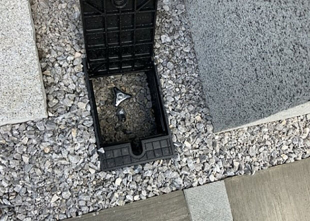 【その他設備】敷地内には、散水栓や立水栓があります。水道水を直接利用できるため、水を運ぶ手間を省くことが出来ます。大量の水を必要とする洗車作業や清掃などに役立ちます。その他設備とあわせて、現地でご確認ください。