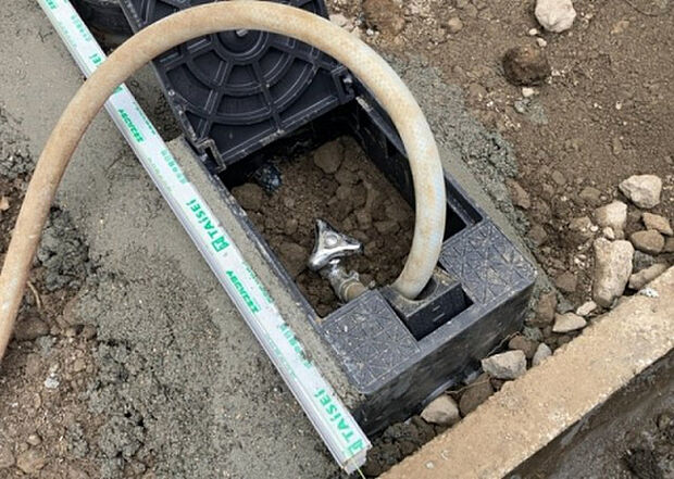 【その他設備】敷地内には、散水栓や立水栓があります。水道水を直接利用できるため、水を運ぶ手間を省くことが出来ます。大量の水を必要とする洗車作業や清掃などに役立ちます。その他設備とあわせて、現地でご確認ください。