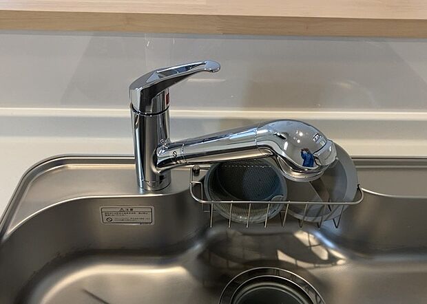 【キッチン水栓】キッチン水栓は、毎日必ず使うものだからこそ、使いやすさが重要です。シャワーヘッドの切り替えがスムーズか、吐水量が調節できるか、水しぶきが飛び散りにくい構造か、浄水機能が付いているかなど、日々の家事を快適にするための機能が数多くあります。また、デザインも多種多様なので、キッチン全体の雰囲気に合わせたものを選ぶことができます。
