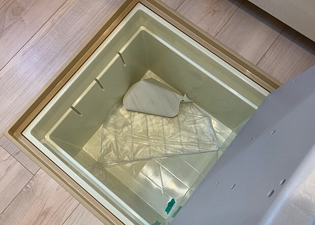 【キッチン床下収納】キッチン床下収納は、調理器具や食器などをスッキリと収納できる便利なスペースです。収納量が多いもの、引き出しがスムーズに開閉するものなど、使い勝手の良いものを選ぶことが大切です。また、湿気がこもりやすい場所なので、通気性の良いものを選ぶこともおすすめです。