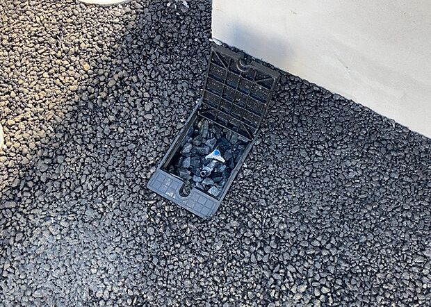 【外水栓】外水栓は、庭の水やりや洗車など、様々な用途に使える便利な設備です。ホースがしっかりと接続できるもの、水圧が安定しているものなど、使い勝手の良いものを選びましょう。また、凍結防止機能が付いているものなら、冬場でも安心して使用できます。