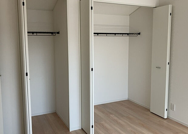 【洋室】洋室のメリットは重い家具が置きやすく、身の回りが整理しやすいことです。 床がフローリングのため畳とは異なり凹みにくいです。 クローゼットなど収納が豊富で、普段使わない旅行カバンや服の整頓も簡単にです。