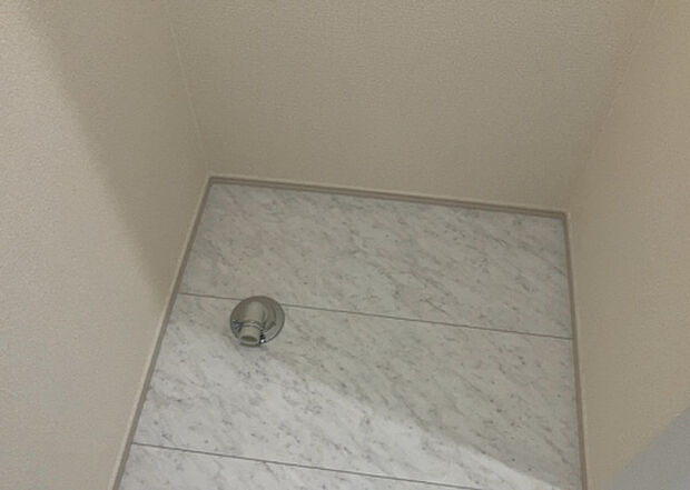 【ランドリースペース】ランドリースペースも気になります。洗濯機置場があり「洗う、干す、取り込む、アイロンがけ、たたむ」など、洗濯に関する家事をするための空間です。広さや収納など付帯設備も含めて、詳細は現地でご確認ください。