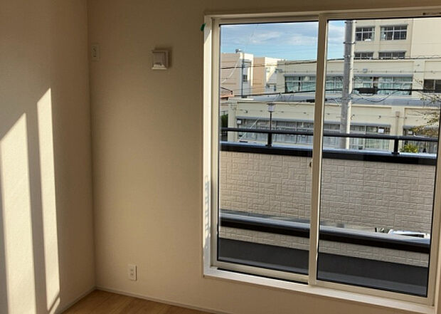 【洋室】洋室のメリットは重い家具が置きやすく、身の回りが整理しやすいことです。 床がフローリングのため畳とは異なり凹みにくいです。 クローゼットなど収納が豊富で、普段使わない旅行カバンや服の整頓も簡単にです。