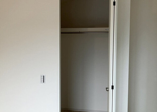 【ウォークインクローゼット】ウォークインクローゼットがあれば、クローゼット内でコーディネートが完成できますし、季節の変わり目に行う衣替えの手間も省けます。また、スーツケースなど大きいものもしまうことができ使い勝手がよいです。