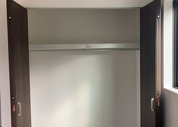 【ウォークインクローゼット】ウォークインクローゼットがあれば、クローゼット内でコーディネートが完成できますし、季節の変わり目に行う衣替えの手間も省けます。また、スーツケースなど大きいものもしまうことができ使い勝手がよいです。