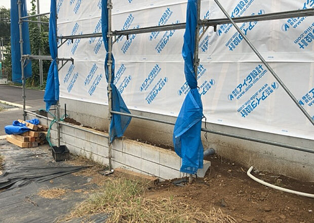 【庭_2】庭のある家に住むことのメリットとして、子どもたちの遊び場を確保できること、ガーデニングや家庭菜園を楽しめること、明るさを確保できることがあります。また、配置を工夫することでプライバシーが確保できます。