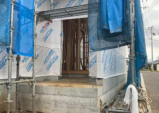 【玄関_2】玄関は、狭すぎると複数人で使いにくく、広すぎても無駄な空間になりがちです。最低2畳を目安にして、家の広さとの兼ね合いや家族の人数を考慮して決めるとよいでしょう。現地を見学して快適な玄関を選びましょう！