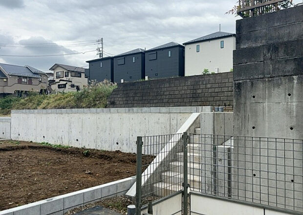 【構造・工法・仕様_2】ベタ基礎とは、柱の位置に関係なく全体に基礎がある事を指し、面積が大きい分建物の重さを全体に分散できます。また、地面からの湿気や害虫を遮断でき、木造住宅で心配されるシロアリ被害を防ぐ効果も期待できます。