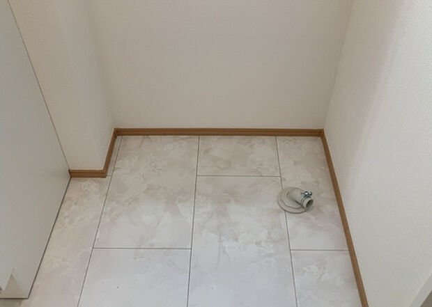 【ランドリースペース】ランドリースペースも気になります。洗濯機置場があり「洗う、干す、取り込む、アイロンがけ、たたむ」など、洗濯に関する家事をするための空間です。広さや収納など付帯設備も含めて、詳細は現地でご確認ください。