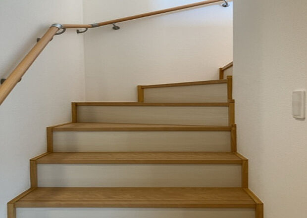 【内装】建物の上下階の通路である階段は、その位置によって動線や室内の印象が大きく左右されます。手摺にも重要な役割があり、転倒の防止・歩行や動作を円滑にして日常生活を支えることを主な目的として設置されています。