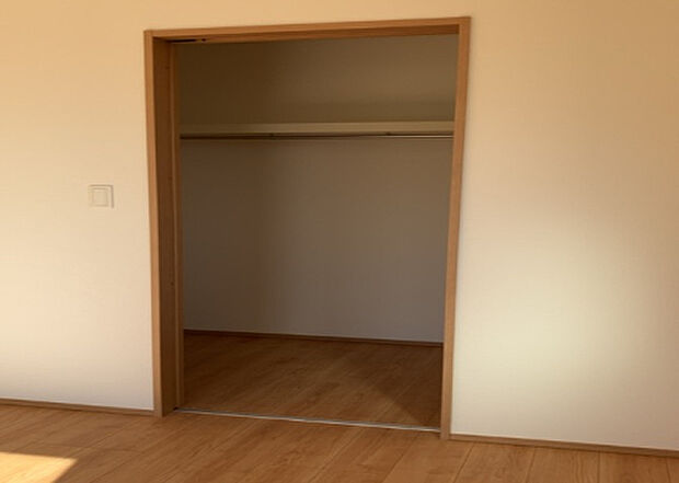 【ウォークインクローゼット】ウォークインクローゼットがあれば、クローゼット内でコーディネートが完成できますし、季節の変わり目に行う衣替えの手間も省けます。また、スーツケースなど大きいものもしまうことができ使い勝手がよいです。