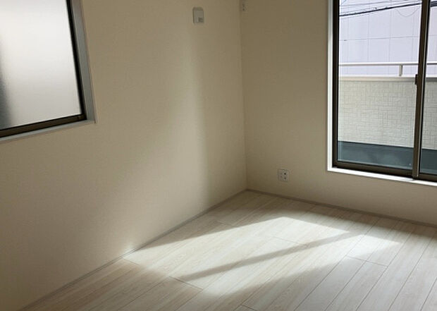 【洋室】洋室のメリットは重い家具が置きやすく、身の回りが整理しやすいことです。 床がフローリングのため畳とは異なり凹みにくいです。 クローゼットなど収納が豊富で、普段使わない旅行カバンや服の整頓も簡単にです。