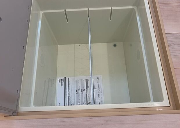 【キッチン床下収納】キッチン床下収納は、調理器具や食器などをスッキリと収納できる便利なスペースです。収納量が多いもの、引き出しがスムーズに開閉するものなど、使い勝手の良いものを選ぶことが大切です。また、湿気がこもりやすい場所なので、通気性の良いものを選ぶこともおすすめです。