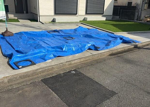 【駐車場】駐車場と明記されていても、最小スペースでつくられた駐車場だと大型車は駐車できなかったり、出入りしにくくなったりする可能性があります。お車のサイズと購入したい物件の駐車場のサイズを現地で確認しましょう。