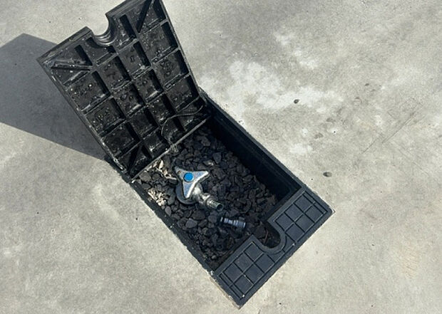 【その他設備】敷地内には、散水栓や立水栓があります。水道水を直接利用できるため、水を運ぶ手間を省くことが出来ます。大量の水を必要とする洗車作業や清掃などに役立ちます。その他設備とあわせて、現地でご確認ください。