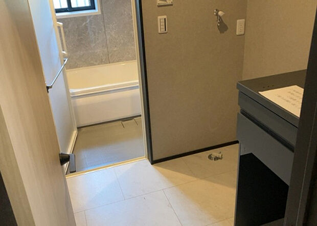 【脱衣場】多くの戸建て住宅で見かける洗面脱衣所は、洗面台と洗濯機が2畳ほどのスペースに並べられていて、洗面所が脱衣所を兼ね備えている間取りが一般的です。お客様が利用することもある、パブリックな空間でもあります。