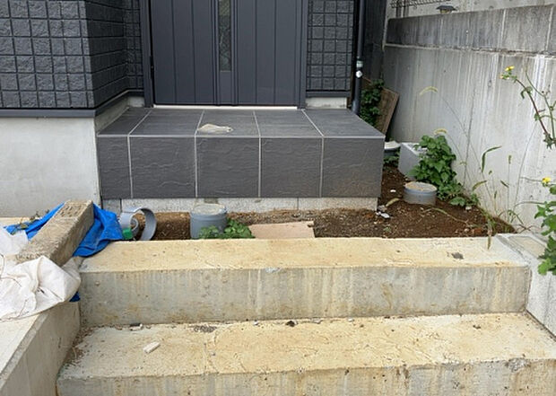 【その他設備】敷地内には、散水栓や立水栓があります。水道水を直接利用できるため、水を運ぶ手間を省くことが出来ます。大量の水を必要とする洗車作業や清掃などに役立ちます。その他設備とあわせて、現地でご確認ください。