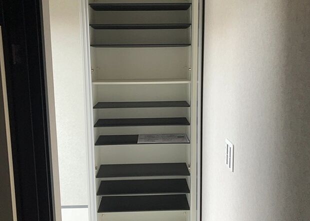 【玄関収納】玄関収納は、靴や傘、コートなどをスッキリと収納できるだけでなく、来客時に見せる顔となるため、家の顔とも言えます。収納量だけでなく、デザイン性も重視したいところです。ミラー付きの収納であれば、外出前の身だしなみチェックにも便利です。