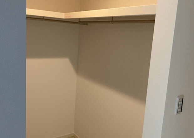 【ウォークインクローゼット】ウォークインクローゼットがあれば、クローゼット内でコーディネートが完成できますし、季節の変わり目に行う衣替えの手間も省けます。また、スーツケースなど大きいものもしまうことができ使い勝手がよいです。