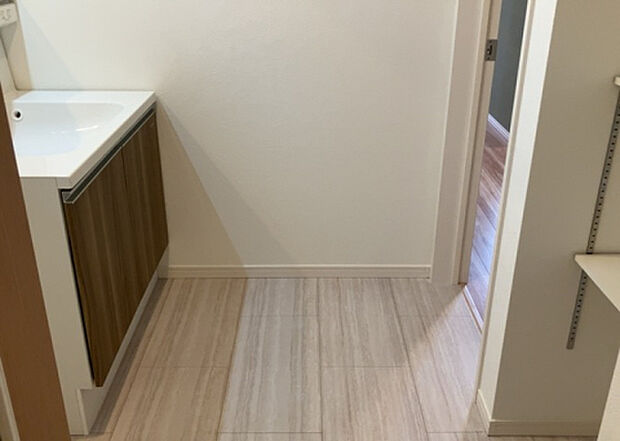 【脱衣場】多くの戸建て住宅で見かける洗面脱衣所は、洗面台と洗濯機が2畳ほどのスペースに並べられていて、洗面所が脱衣所を兼ね備えている間取りが一般的です。お客様が利用することもある、パブリックな空間でもあります。