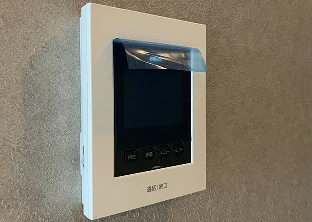 【ＴＶモニター付きインターホン】TVモニター付きインターホンは、来訪者の顔を確認できるだけでなく、音声でやり取りすることもできるため、セキュリティ面で安心できる設備です。モニター画面が大きく見やすいもの、夜間でも来訪者をしっかりと確認できるものなど、機能性を重視したいところです。