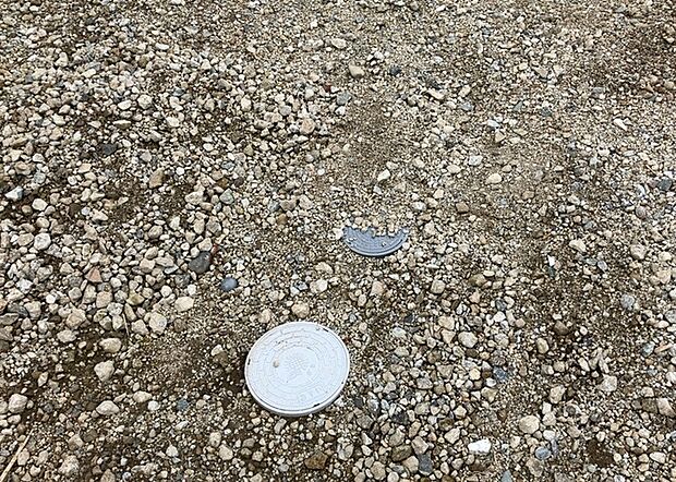 【外水栓】外水栓は、庭の水やりや洗車など、様々な用途に使える便利な設備です。ホースがしっかりと接続できるもの、水圧が安定しているものなど、使い勝手の良いものを選びましょう。また、凍結防止機能が付いているものなら、冬場でも安心して使用できます。