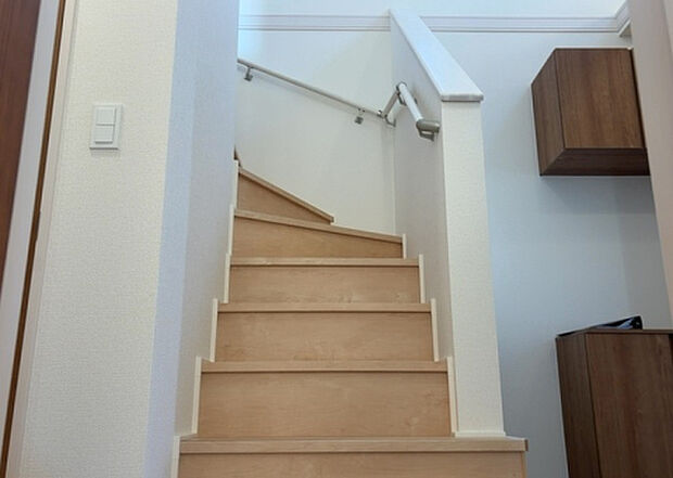 【内装】建物の上下階の通路である階段は、その位置によって動線や室内の印象が大きく左右されます。手摺にも重要な役割があり、転倒の防止・歩行や動作を円滑にして日常生活を支えることを主な目的として設置されています。