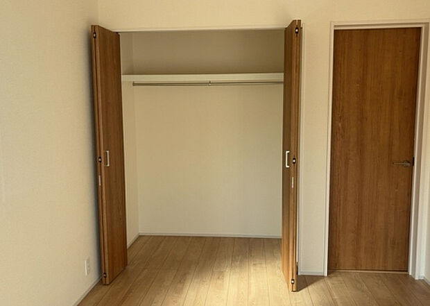 【ウォークインクローゼット】ウォークインクローゼットがあれば、クローゼット内でコーディネートが完成できますし、季節の変わり目に行う衣替えの手間も省けます。また、スーツケースなど大きいものもしまうことができ使い勝手がよいです。