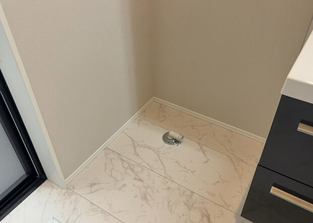 【ランドリースペース】ランドリースペースも気になります。洗濯機置場があり「洗う、干す、取り込む、アイロンがけ、たたむ」など、洗濯に関する家事をするための空間です。広さや収納など付帯設備も含めて、詳細は現地でご確認ください。