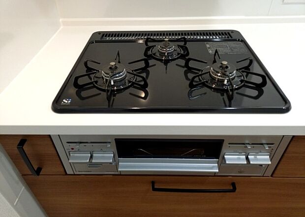 【キッチンコンロ】キッチンコンロは、料理の質を大きく左右する重要な設備です。火力調整のしやすさ、グリル機能の有無、安全装置の充実度など、選ぶポイントがたくさんあります。特に、IHクッキングヒーターは、お手入れのしやすさや安全性が高く、近年人気が高まっています。