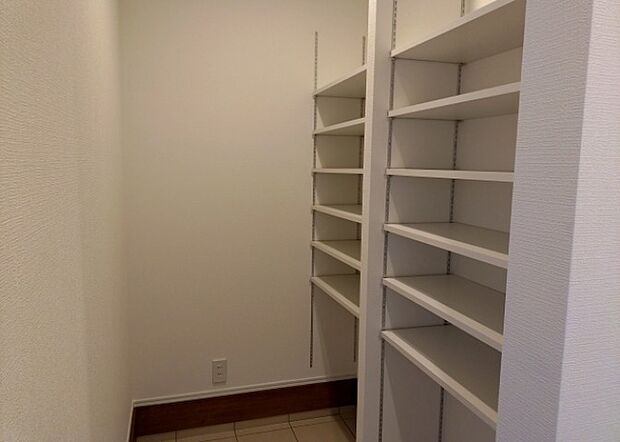 【玄関収納】玄関収納は、靴や傘、コートなどをスッキリと収納できるだけでなく、来客時に見せる顔となるため、家の顔とも言えます。収納量だけでなく、デザイン性も重視したいところです。ミラー付きの収納であれば、外出前の身だしなみチェックにも便利です。