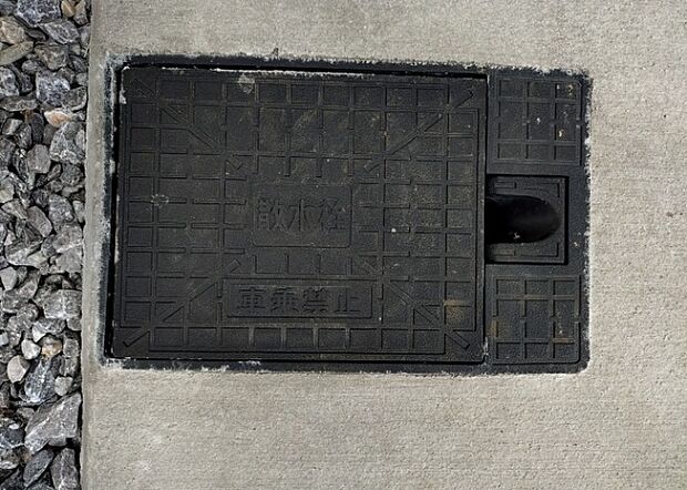 【外水栓】外水栓は、庭の水やりや洗車など、様々な用途に使える便利な設備です。ホースがしっかりと接続できるもの、水圧が安定しているものなど、使い勝手の良いものを選びましょう。また、凍結防止機能が付いているものなら、冬場でも安心して使用できます。