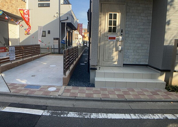 【前面道路含む現地写真_2】お持ちの車種によっては前面道路が広い方が便利でしょう。しかし、前面道路が広ければその分交通量が多くなるため、騒音などが気になる場合があります。実際に現地を見学し、周辺交通量や騒音などを確認しましょう！