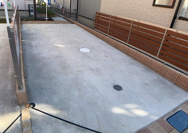 【駐車場】駐車場と明記されていても、最小スペースでつくられた駐車場だと大型車は駐車できなかったり、出入りしにくくなったりする可能性があります。お車のサイズと購入したい物件の駐車場のサイズを現地で確認しましょう。