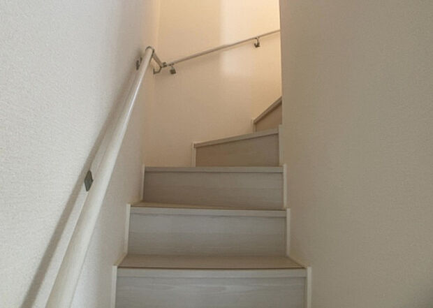 【内装】建物の上下階の通路である階段は、その位置によって動線や室内の印象が大きく左右されます。手摺にも重要な役割があり、転倒の防止・歩行や動作を円滑にして日常生活を支えることを主な目的として設置されています。