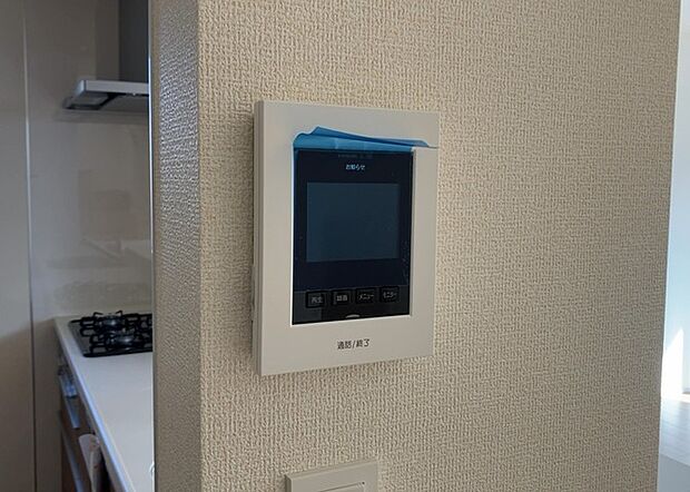 【TVモニター付きインターホン】TVモニター付きインターホンは、来訪者の顔を確認できるだけでなく、音声でやり取りすることもできるため、セキュリティ面で安心できる設備です。モニター画面が大きく見やすいもの、夜間でも来訪者をしっかりと確認できるものなど、機能性を重視したいところです。