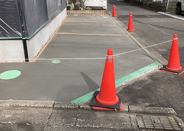 【駐車場】駐車場と明記されていても、最小スペースでつくられた駐車場だと大型車は駐車できなかったり、出入りしにくくなったりする可能性があります。お車のサイズと購入したい物件の駐車場のサイズを現地で確認しましょう。