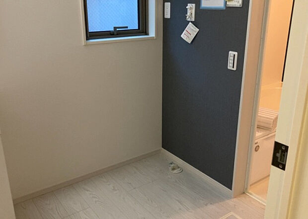 【ランドリースペース】ランドリースペースも気になります。洗濯機置場があり「洗う、干す、取り込む、アイロンがけ、たたむ」など、洗濯に関する家事をするための空間です。広さや収納など付帯設備も含めて、詳細は現地でご確認ください。